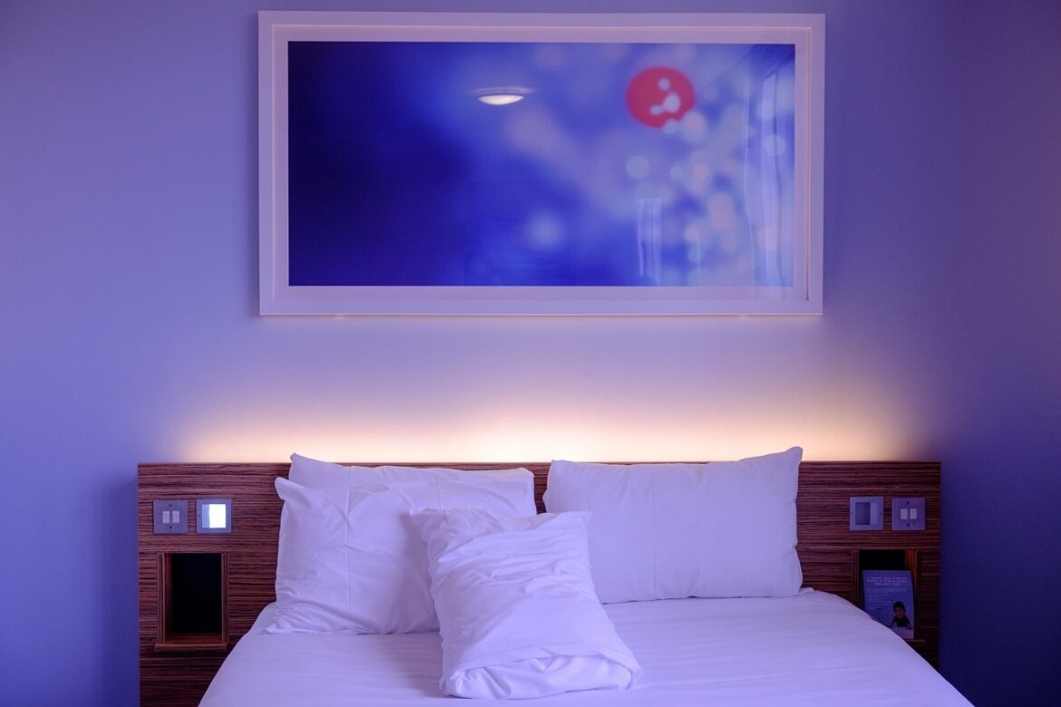 Niebieski w sypialni – wyciszenie i błogi sen